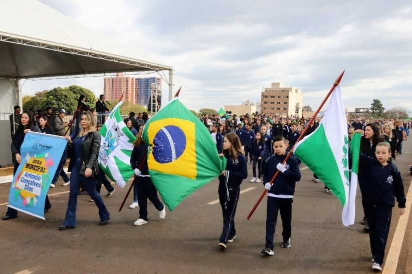 Desfile de 7 de Setembro na avenida marca bicentenário da independência