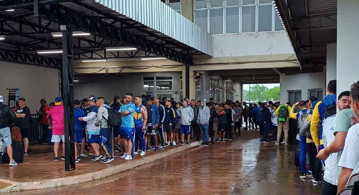 Rumo ao Rio Torcedores do Boca Juniors invadem Foz do Iguaçu