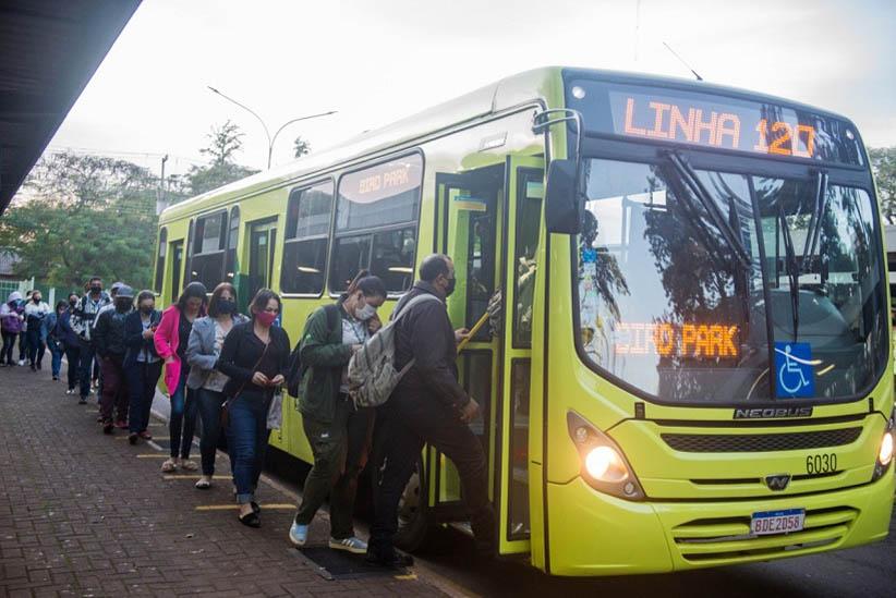 Longas filas para entrar nos ônibus(Foto: Marcos Labanca)
