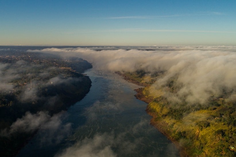 Neblina sobre o vale do Rio Paraná durante o inverno. Imagem: Marcos Labanca/H2FOZ