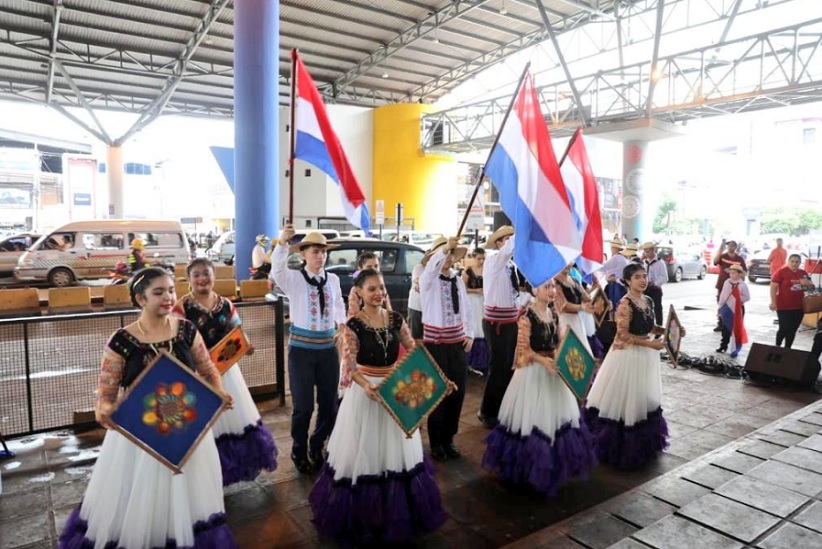 Apresentação de música típica paraguaia na multicultural Ciudad del Este. Imagem: Gentileza/Senatur