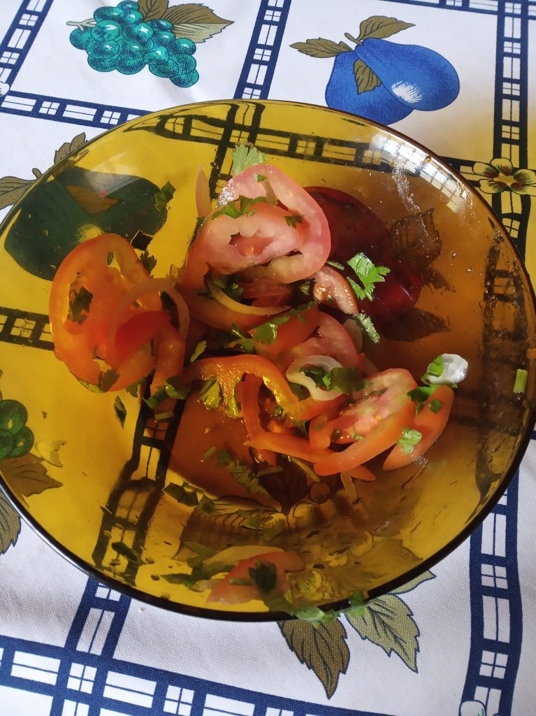 Salada de tomate foi jogada no lixo, em virtude do excesso de agrotóxico
