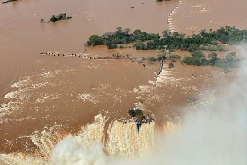 Las inundaciones arrastran partes del sendero de Argentina en las Cataratas del Iguazú – ver fotos