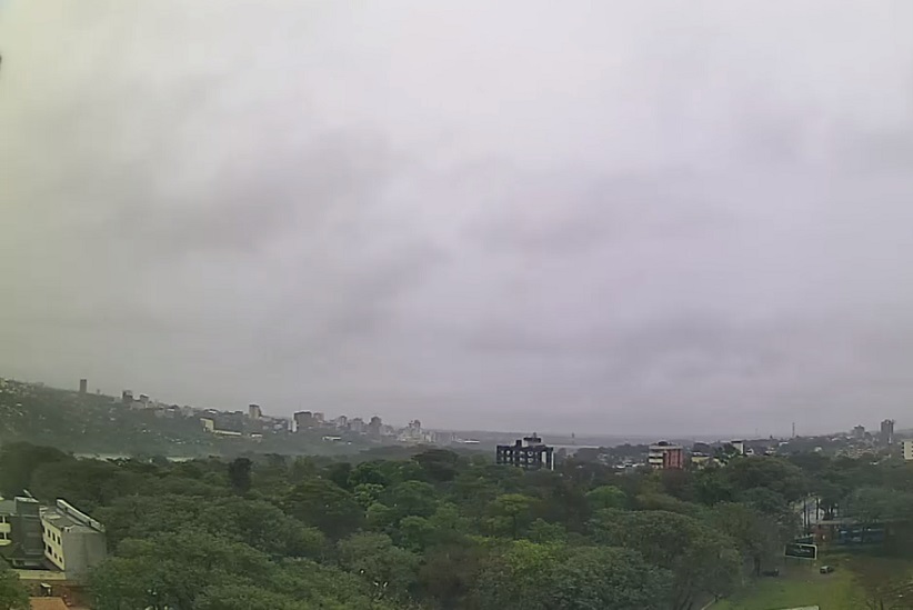 Tempo chuvoso em Foz do Iguaçu, conforme registro da câmera do site climaaovivo.com.br (Arquivo)