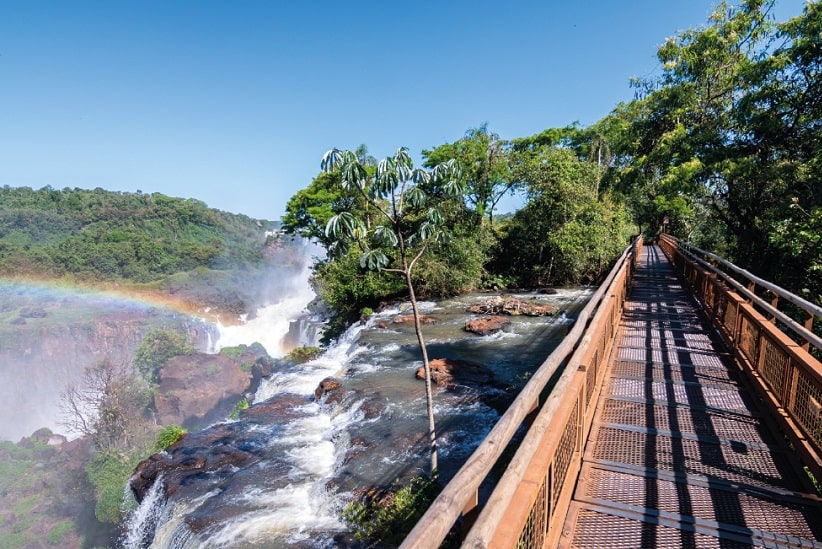 Trecho da passarela do Circuito Superior, uma das trilhas panorâmicas do lado argentino das Cataratas. Imagem: Gentileza/Iguazú Argentina