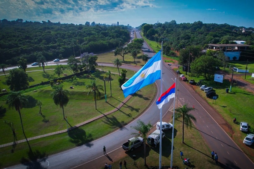 Bandeiras da Argentina e da província de Misiones no trevo de acesso à cidade fronteiriça. Imagem: Gentileza/Prefeitura de Puerto Iguazú