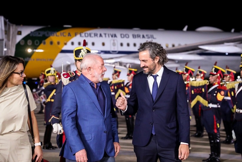 Lula chega à Argentina para 1ª viagem internacional