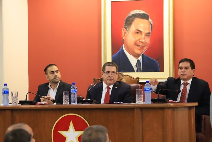 Horacio Cartes (ao centro), durante reunião recente do principal partido político do Paraguai. Imagem: Gentileza/ANR