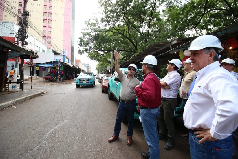 Diretores e técnicos da Ande verificam o andamento dos trabalhos em Ciudad del Este. Imagem: Gentileza/Ande