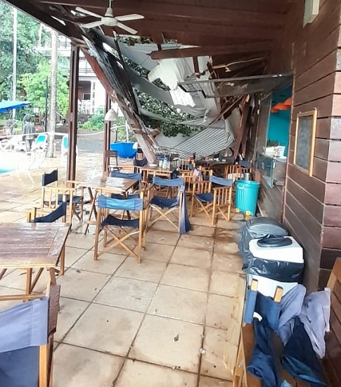 Estrutura ficou danificada pela queda da árvore de grande porte. Imagem: Gentileza/Bombeiros Voluntários de Puerto Iguazú