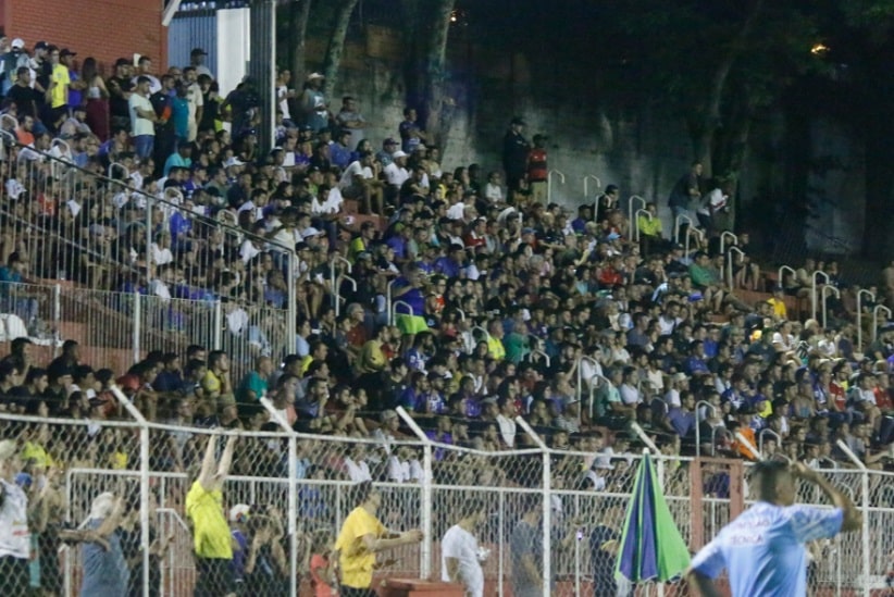Torcida do Foz do Iguaçu FC no jogo contra o Coritiba. Imagem: Abel da Banca