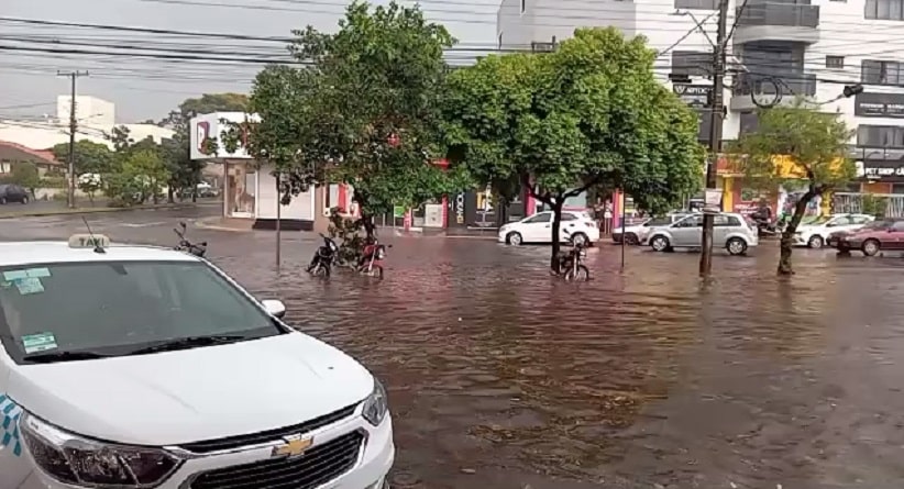 Água acumulada na Avenida Silvio Américo Sasdelli em frente ao supermercado Líder, na Vila A. Imagem de autoria indeterminada, compartilhada em grupos de WhatsApp.