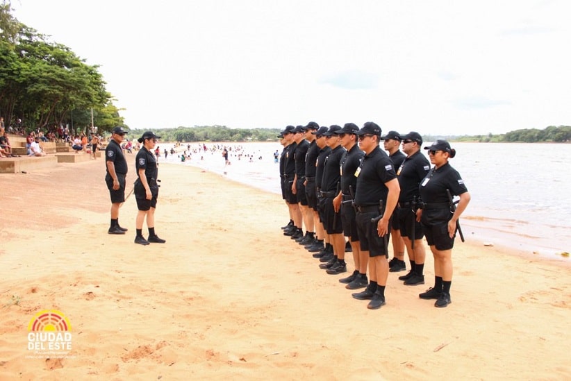 Agentes são os responsáveis pela segurança dos banhistas que frequentam a praia artificial. Imagem: Gentileza/Prefeitura de Ciudad del Este