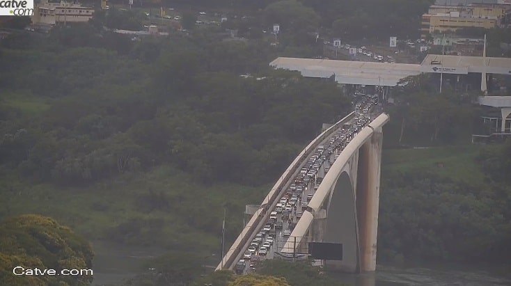 Movimento na Ponte Internacional da Amizade, sentido Paraguai, por volta do meio-dia desta segunda-feira (20). Imagem: Reprodução/Catve