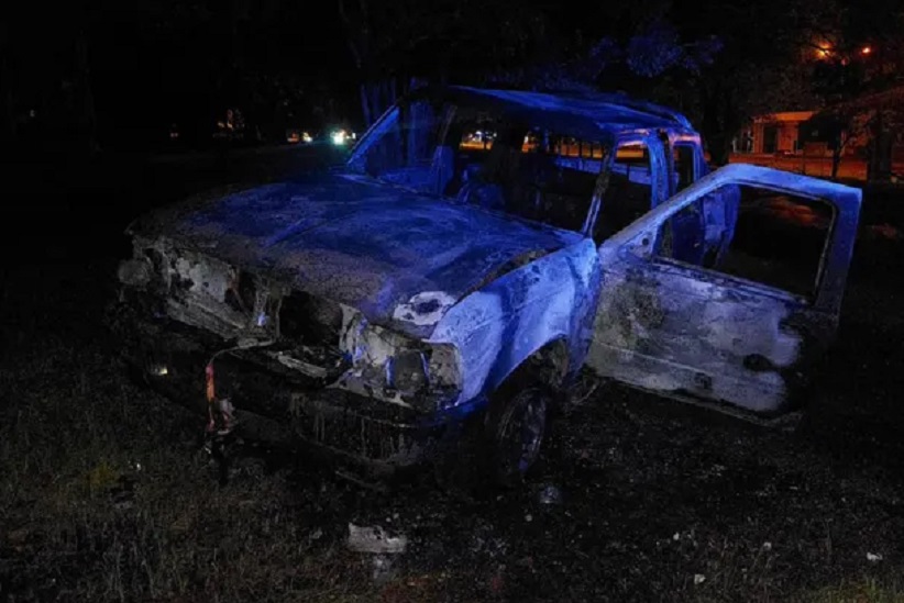 Caminhonete similar à usada pelos assaltantes foi encontrada em chamas momentos após o crime. Imagem: Gentileza/Polícia Nacional do Paraguai