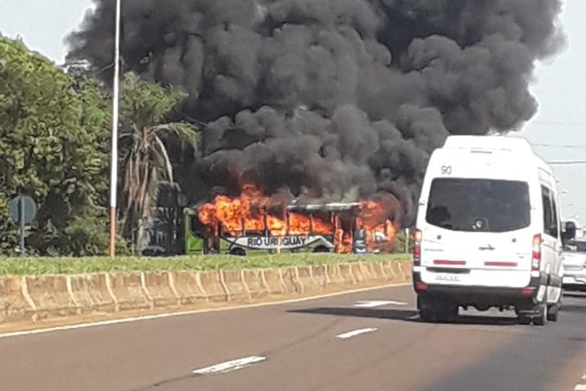 Ônibus da empresa Río Uruguay foi completamente tomado pelas chamas. Imagem: Gentileza/Bombeiros Voluntários de Puerto Iguazú