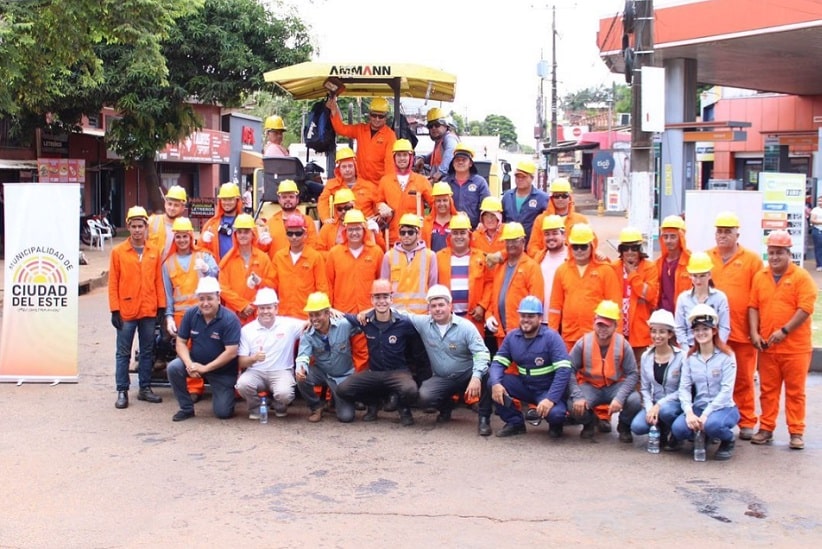 Equipe da Usina Municipal de Asfalto celebra o início dos trabalhos de pavimentação. Imagem: Gentileza/Prefeitura de Ciudad del Este