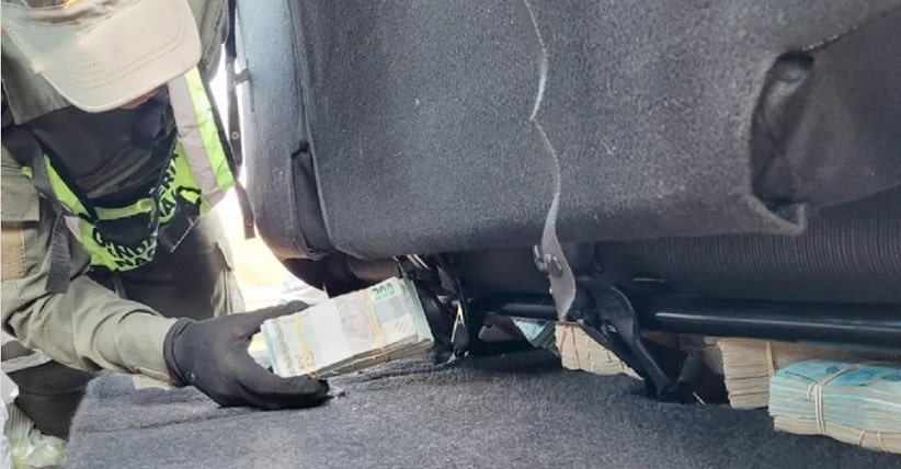 Dinheiro era transportado sob o banco traseiro do automóvel. Imagem: Gentileza/Gendarmería