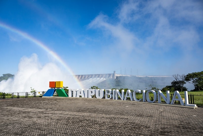 Vertedouro aberto e emoldurado por um arco-íris na manhã deste sábado. Imagem: Rafael Kondlatsch/Itaipu Binacional