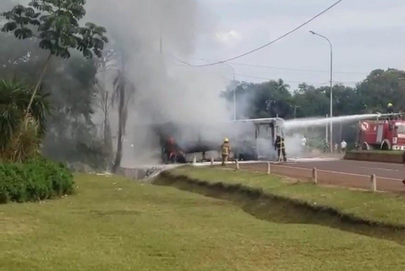 Bombeiros concluem o trabalho de resfriamento do coletivo. Imagem: Gentileza/Bombeiros Voluntários de Puerto Iguazú