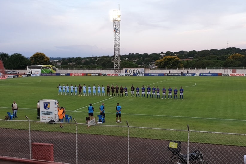 Foz do Iguaçu FC e Londrina perfilados para a execução do hino nacional. Imagem: Alexandre Palmar/H2FOZ