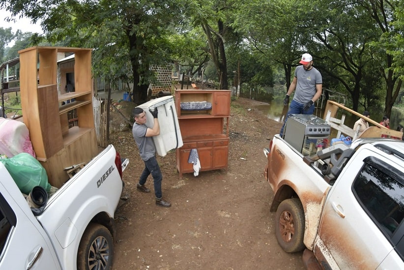 Funcionários auxiliam na retirada dos móveis e eletrodomésticos das casas. Imagem: Ever Portillo/Itaipu Binacional