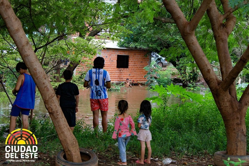 Crianças em área alagada no bairro San Rafael. Imagem: Gentileza/Prefeitura de Ciudad del Este