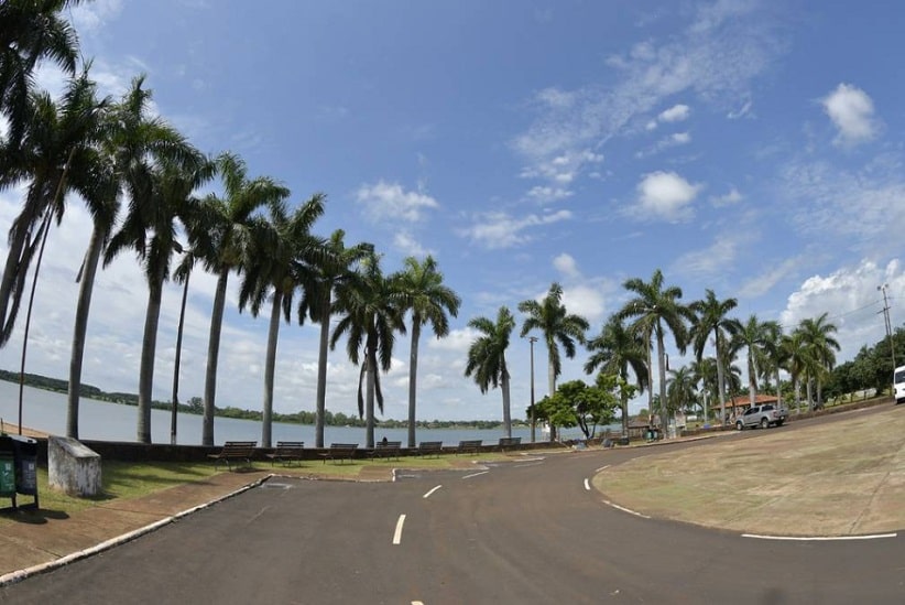 Área de circulação na prainha de Hernandarias, à beira do lago de Itaipu. Imagem: Gentileza/Itaipu Binacional