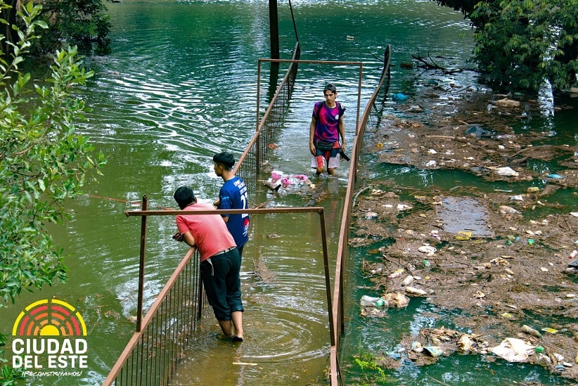 Imagem divulgada pela prefeitura de Ciudad del Este mostra a passarela do bairro coberta pelas águas