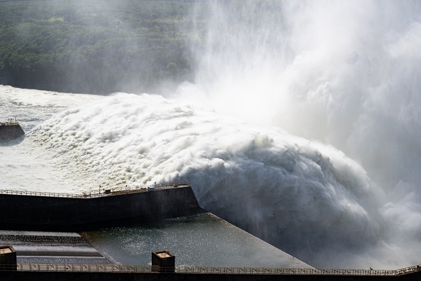 Turbilhão da calha esquerda do vertedouro, visto do alto da barragem. Imagem: Rafael Kondlatsch/Itaipu Binacional