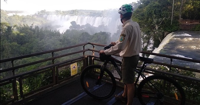 Funcionário anda de bicicleta na passarela do Circuito Superior. Imagem: Gentileza/Parque Nacional Iguazú