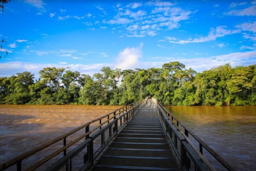 Trilha até o mirante da Garganta do Diabo tem mais de um quilômetro de extensão sobre o Rio Iguaçu. Imagem: Gentileza/Iguazú Argentina
