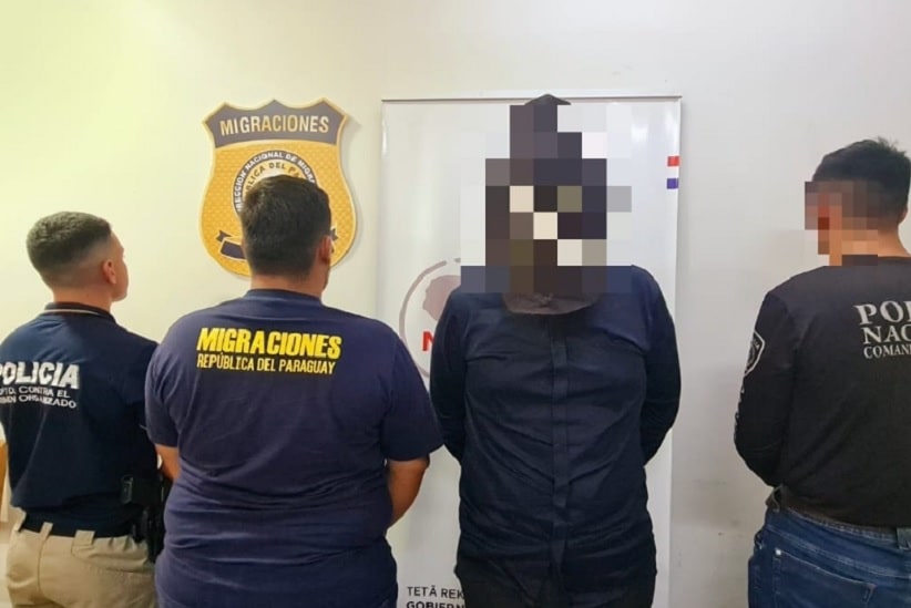 Imagem divulgada pela Polícia Nacional do Paraguai (que borrou o rosto do preso) momentos antes da entrega à Polícia Federal