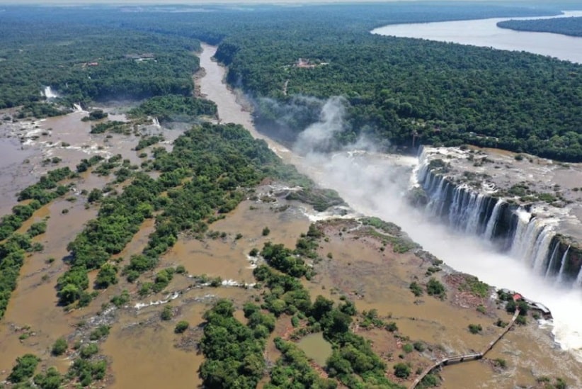 Vista aérea das Cataratas do Iguaçu, com a trilha e o mirante argentino da Garganta do Diabo no canto inferior direito da fotografia. Imagem: Gentileza/Iguazú Argentina