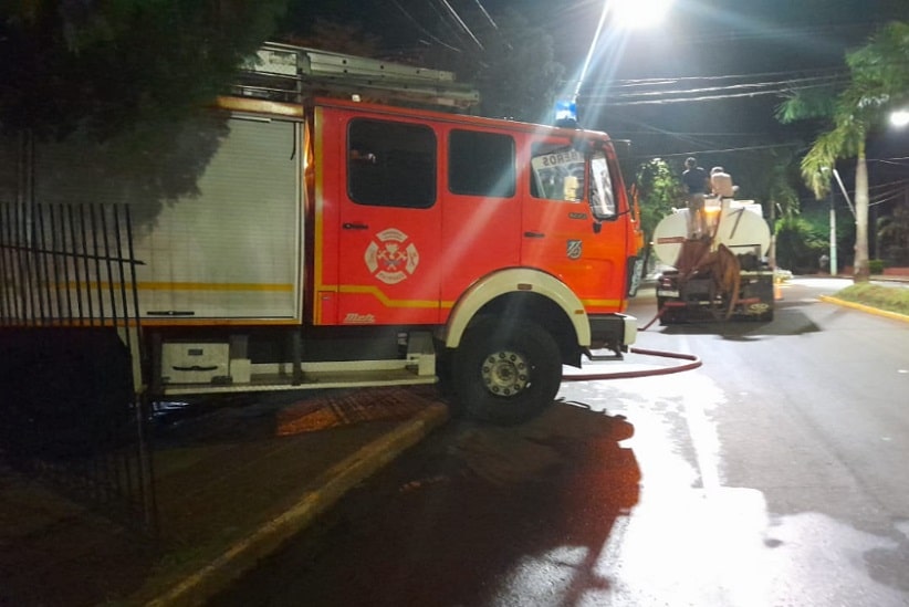 Bombeiros contaram com o apoio de veículos da prefeitura, empresa de saneamento e polícia. Imagem: Gentileza/Bombeiros Voluntários de Puerto Iguazú