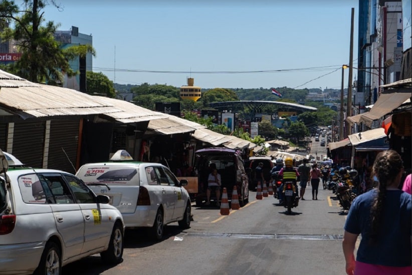 Movimento na área comercial de Ciudad del Este, próximo à Ponte da Amizade. Imagem: Marcos Labanca/H2FOZ