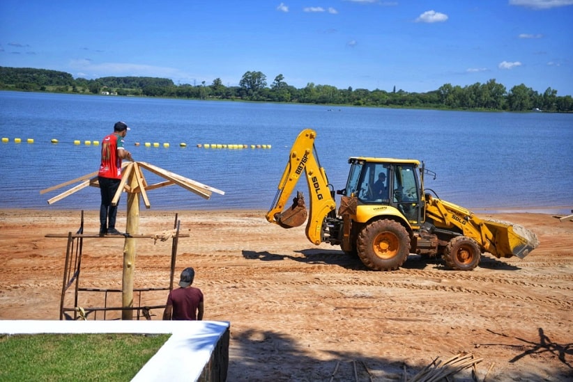 Operários fazem os últimos ajustes na faixa de areia da praia Tacurú Pucú, em Hernandarias. Imagem: Gentileza/Itaipu Binacional