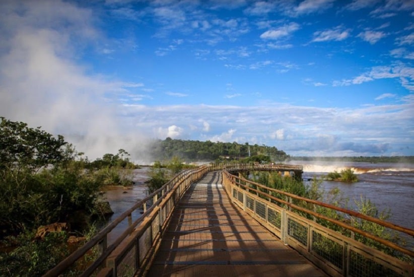 Caminhada até a beira do paredão é um dos pontos altos da visita às Cataratas do Iguaçu pela margem argentina. Imagem: Gentileza/Iguazú Argentina