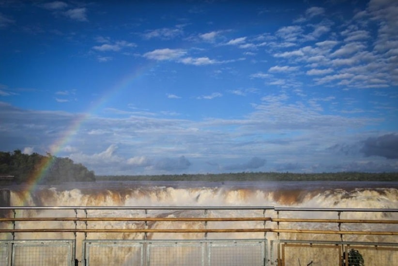 Mirante permite vista privilegiada da gradiosidade das Cataratas do Iguaçu. Imagem: Gentileza/Iguazú Argentina