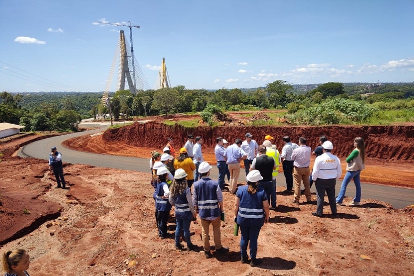 Títere paraguayo inspecciona obras en la cabecera del Puente de Integración en Presidente Franco. Imagen: Gentile/MOPC