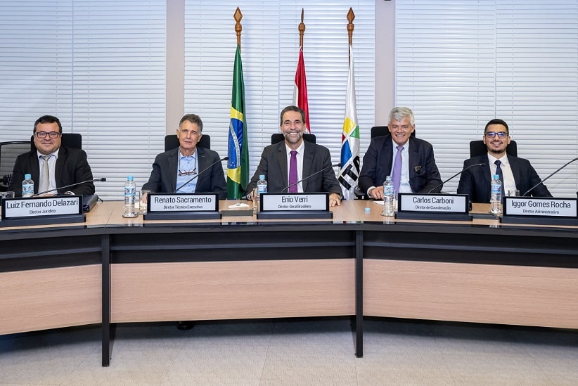 Enio Verri e os quatro diretores empossados nessa terça-feira (28). Imagem: Rafa Kondlatsch/Itaipu Binacional