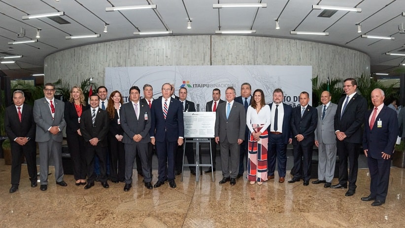 Diretores e conselheiros brasileiros e paraguaios presentes no ato dessa terça-feira (28). Imagem: Rubens Fraulini/Itaipu Binacional