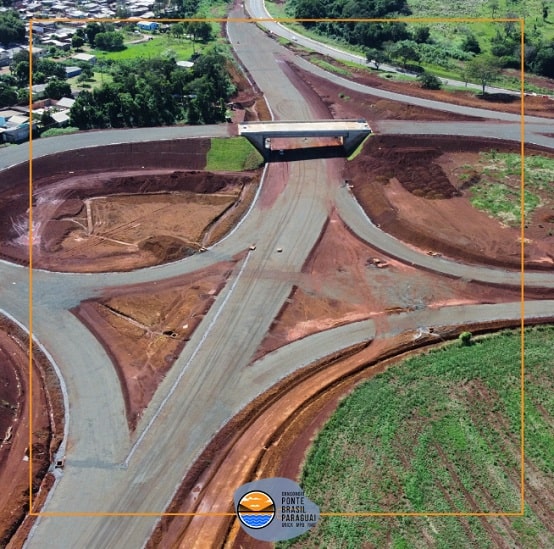 Obras do viaduto de ligação entre a Perimetral Leste e a BR-469, próximo à cabeceira da Ponte Tancredo Neves. Foto: Gentileza/Consórcio Ponte