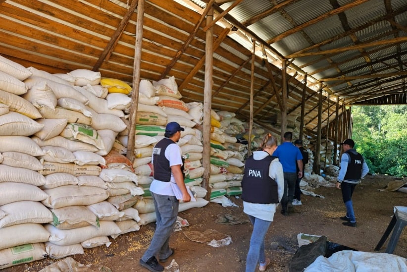 Comitiva da PNA percorre o galpão utilizado para o armazenamento dos produtos. Imagem: Gentileza/Prefeitura Naval Argentina