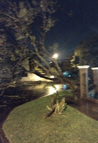 Trânsito ficou bloqueado em algumas esquinas. Imagem: Gentileza/Bombeiros Voluntários de Puerto Iguazú