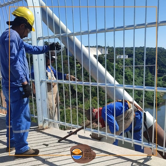 Instalação de guarda-corpo externo no alto da Ponte da Integração. Foto: Gentileza/Consórcio Ponte