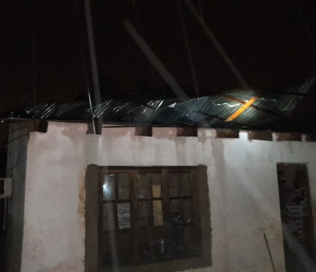 Pelo menos duas residências tiveram o teto danificado no perímetro urbano. Imagem: Gentileza/Bombeiros Voluntários de Puerto Iguazú