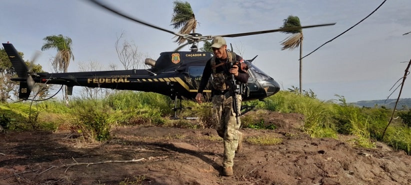 Helicóptero da Polícia Federal brasileira presta suporte à operação. Imagem: Gentileza/Senad