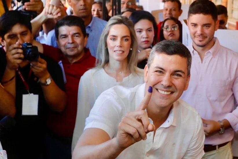 Santiago Peña ao votar na manhã deste domingo (30). Foto: Gentileza/Partido Colorado