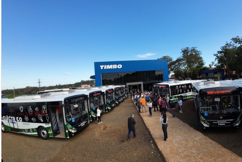 Visitação aos ônibus elétricas foi aberta à população. Imagem publicada no Facebook do prefeito Miguel Prieto